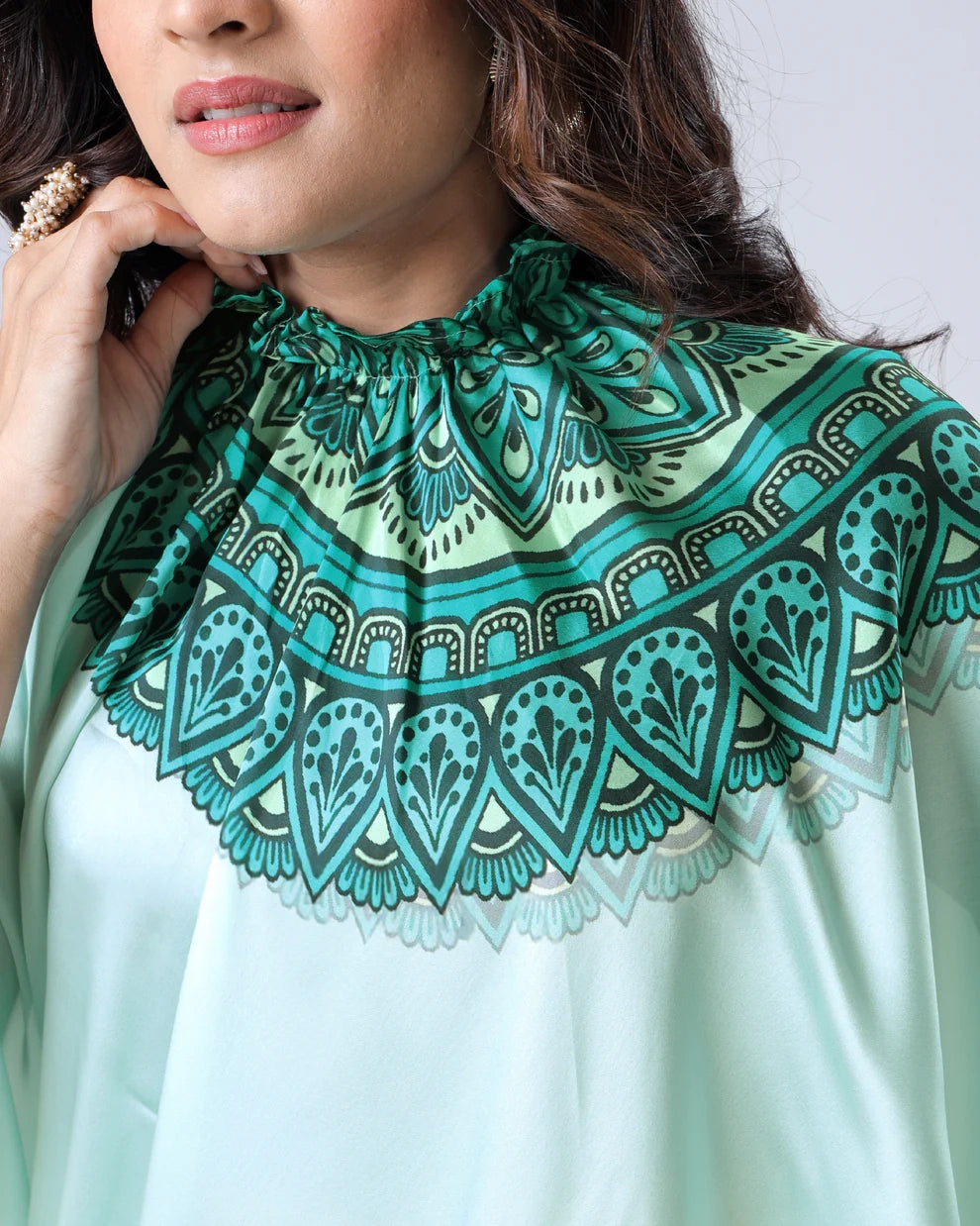 Hosita Electric Green Mandalaa Print Freehand Pattern Saree